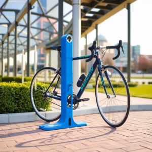 En elegant landsvägscykel är säkert låst till ett cykelstall.se ljusblått, modernt cykelställ på en asfalterad trottoar med grönska och byggnader i bakgrunden.