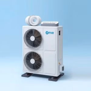 En vit luftvattenvarmepump.se industriell HVAC-enhet med två stora fläktar står mot en blå bakgrund, med spiralkanaler och en kontrollpanel på toppen.